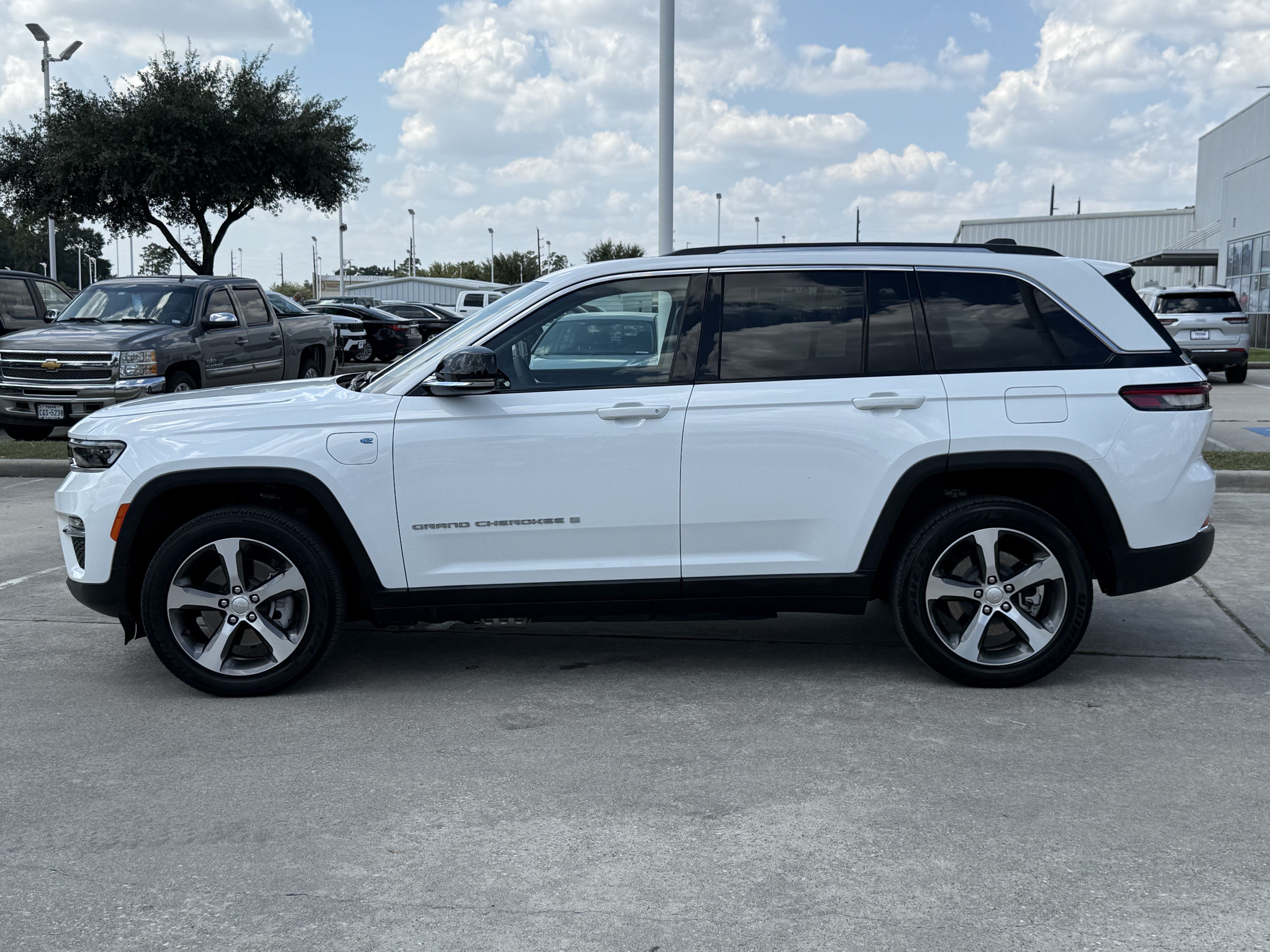 Used 2023 Jeep Grand Cherokee 4WD 4xe image 9