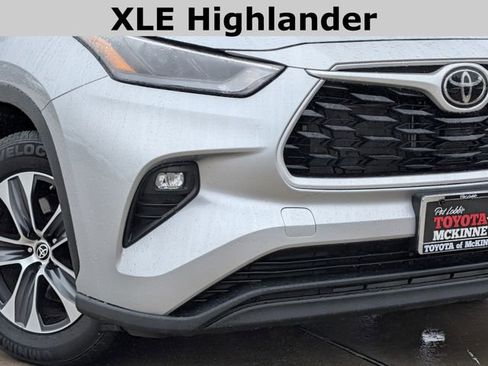 Used 2023 Toyota Highlander XLE FWD image 3