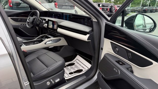 Used 2025 Lincoln Nautilus Reserve AWD/4WD image 37