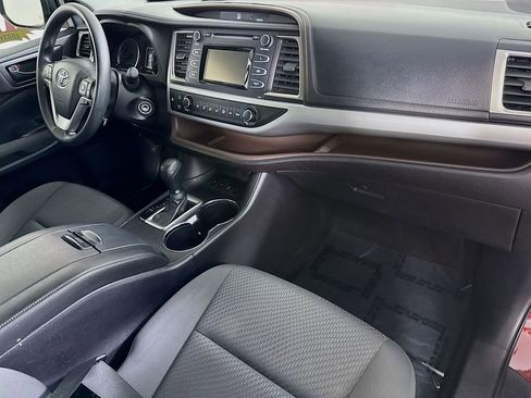 Certified 2019 Toyota Highlander LE w/ Protection Package #3 AWD/4WD image 33