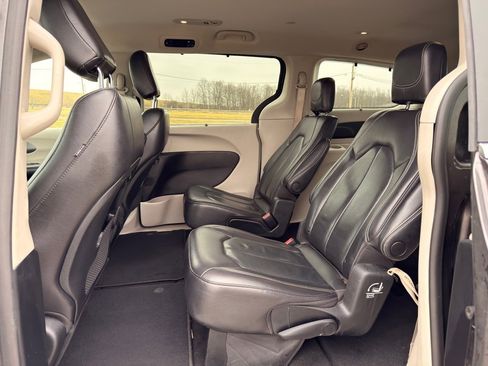 Used 2022 Chrysler Pacifica Touring-L image 3