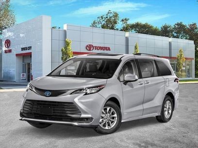 New 2025 Toyota Sienna LE w/ LE Plus Package