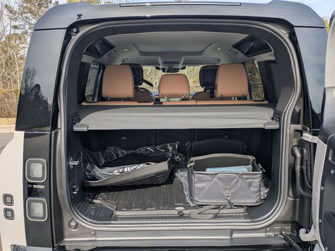 New 2026 Land Rover Defender 110 X-Dynamic SE image 28