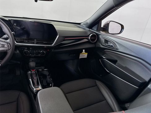 New 2025 Chevrolet Trax RS w/ Sunroof Package image 18