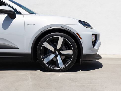 Certified 2024 Porsche Macan 4 Electric AWD/4WD image 11