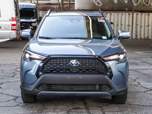 Used 2024 Toyota Corolla Cross LE w/ Moonroof Package image 2