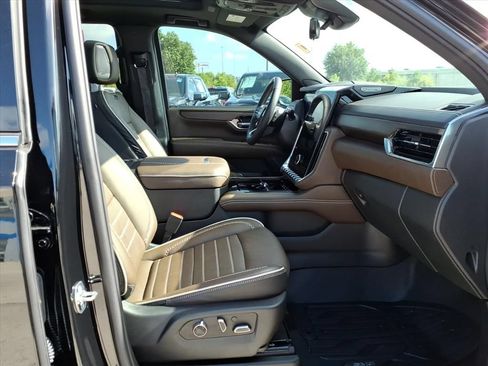 Used 2025 GMC Yukon Denali Ultimate w/ LPO, Floor Liner Package AWD/4WD image 17