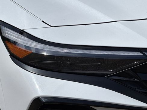 Used 2025 Hyundai Elantra Limited FWD image 11