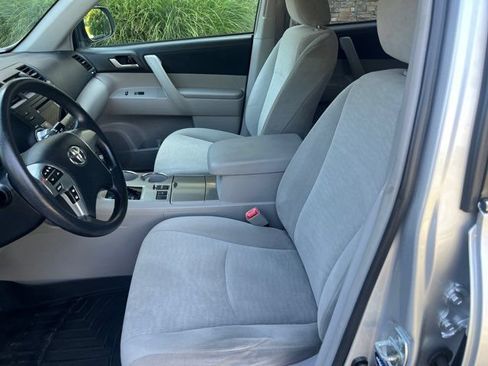 Used 2012 Toyota Highlander FWD w/ Tech Pkg image 5