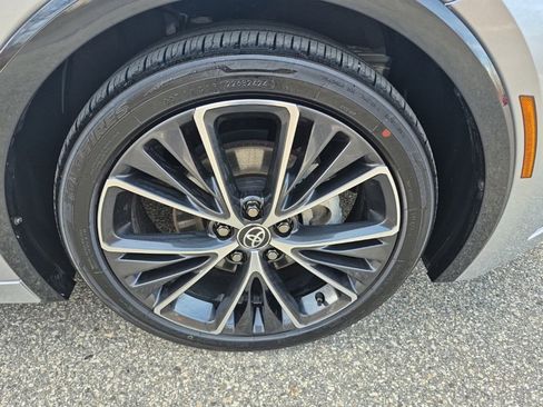 Used 2024 Toyota Prius XLE image 8