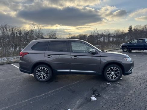 Used 2017 Mitsubishi Outlander SE image 2