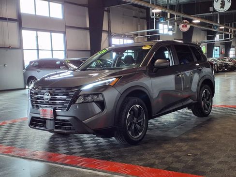 Used 2025 Nissan Rogue SV AWD/4WD image 3