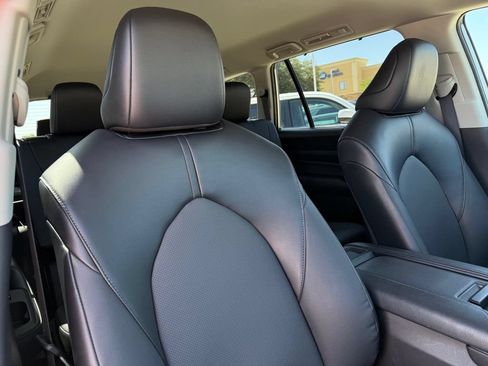 Used 2025 Toyota Grand Highlander AWD image 25
