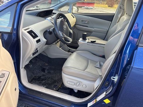 Used 2017 Toyota Prius V Five image 10