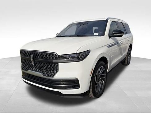 Used 2025 Lincoln Navigator Reserve image 3