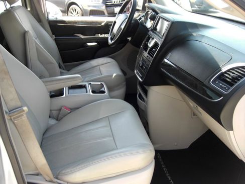 Used 2013 Chrysler Town & Country Touring image 19