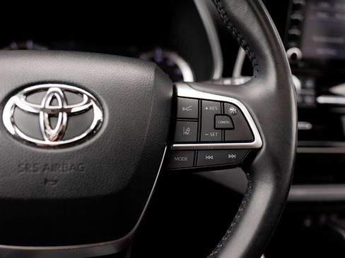 Used 2022 Toyota Highlander XLE AWD/4WD image 15
