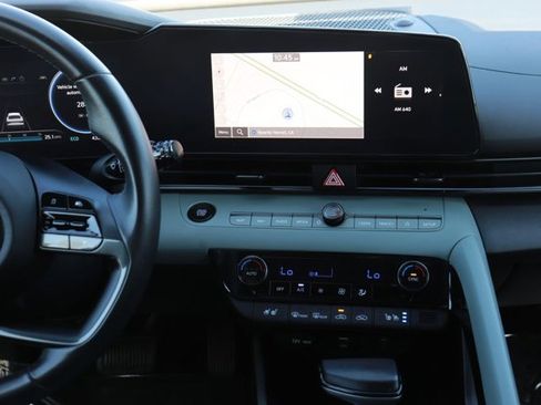 Used 2025 Hyundai Elantra Limited image 15