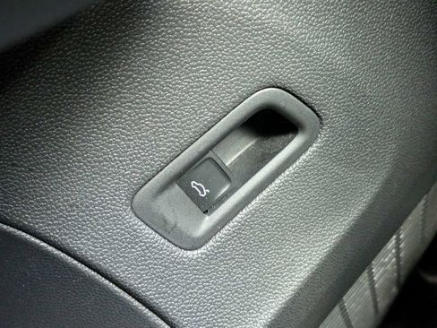 Used 2024 Volkswagen Atlas Cross Sport SE image 34