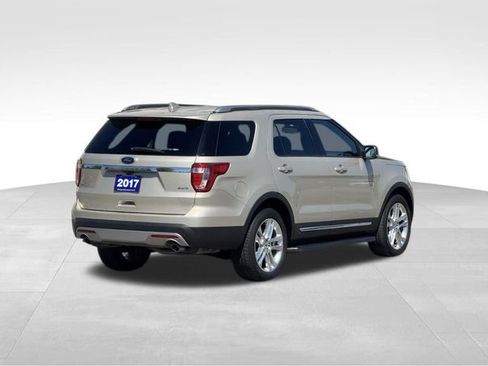 Used 2017 Ford Explorer XLT w/ Equipment Group 202A AWD/4WD image 4