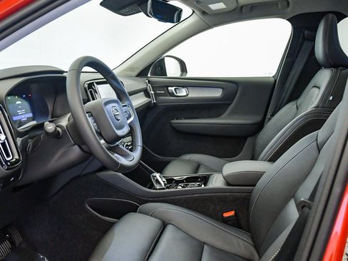 Certified 2025 Volvo XC40 B5 Ultra w/ Climate Package image 19