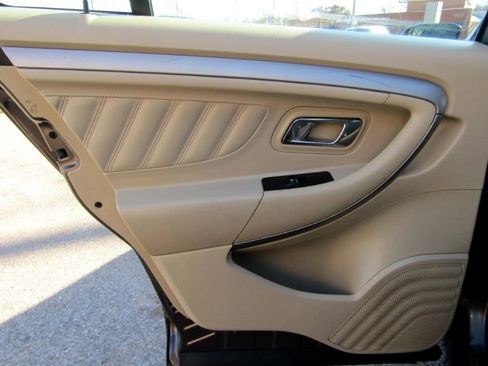 Used 2016 Ford Taurus SE image 10