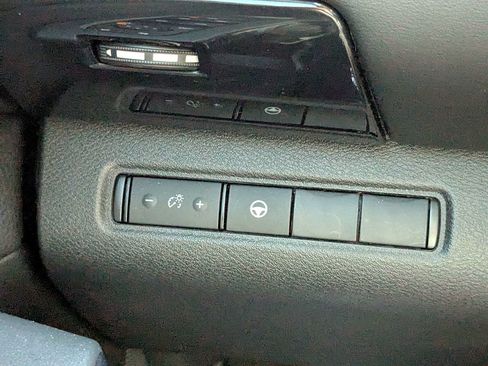 Used 2024 Nissan Pathfinder SV FWD image 27