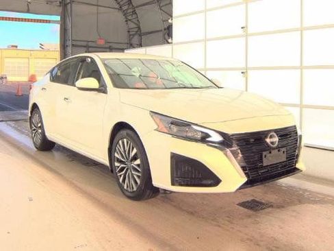 Used 2024 Nissan Altima 2.5 SV image 1