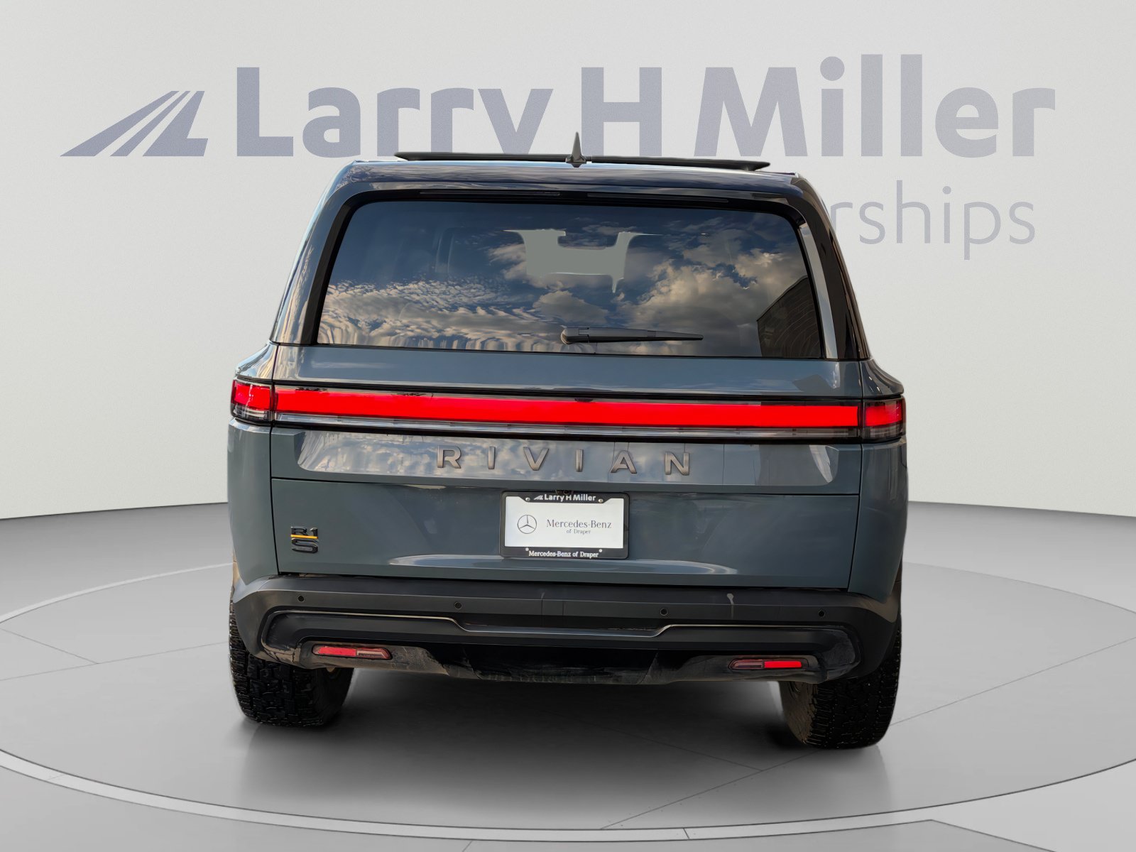 Used 2025 Rivian R1S Premium Dual AWD/4WD image 4