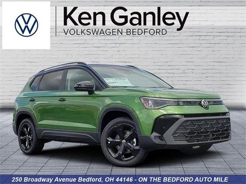 New 2025 Volkswagen Taos SE image 1