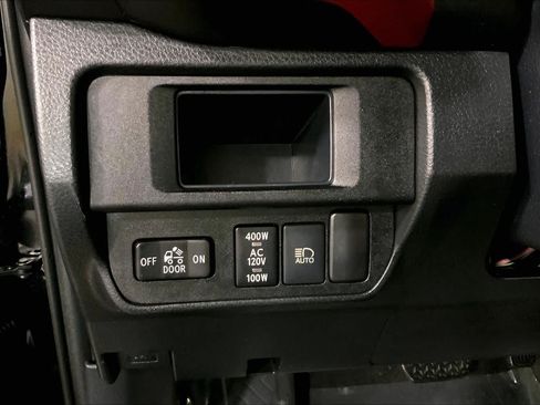 Used 2018 Toyota Tacoma TRD Sport AWD/4WD image 35