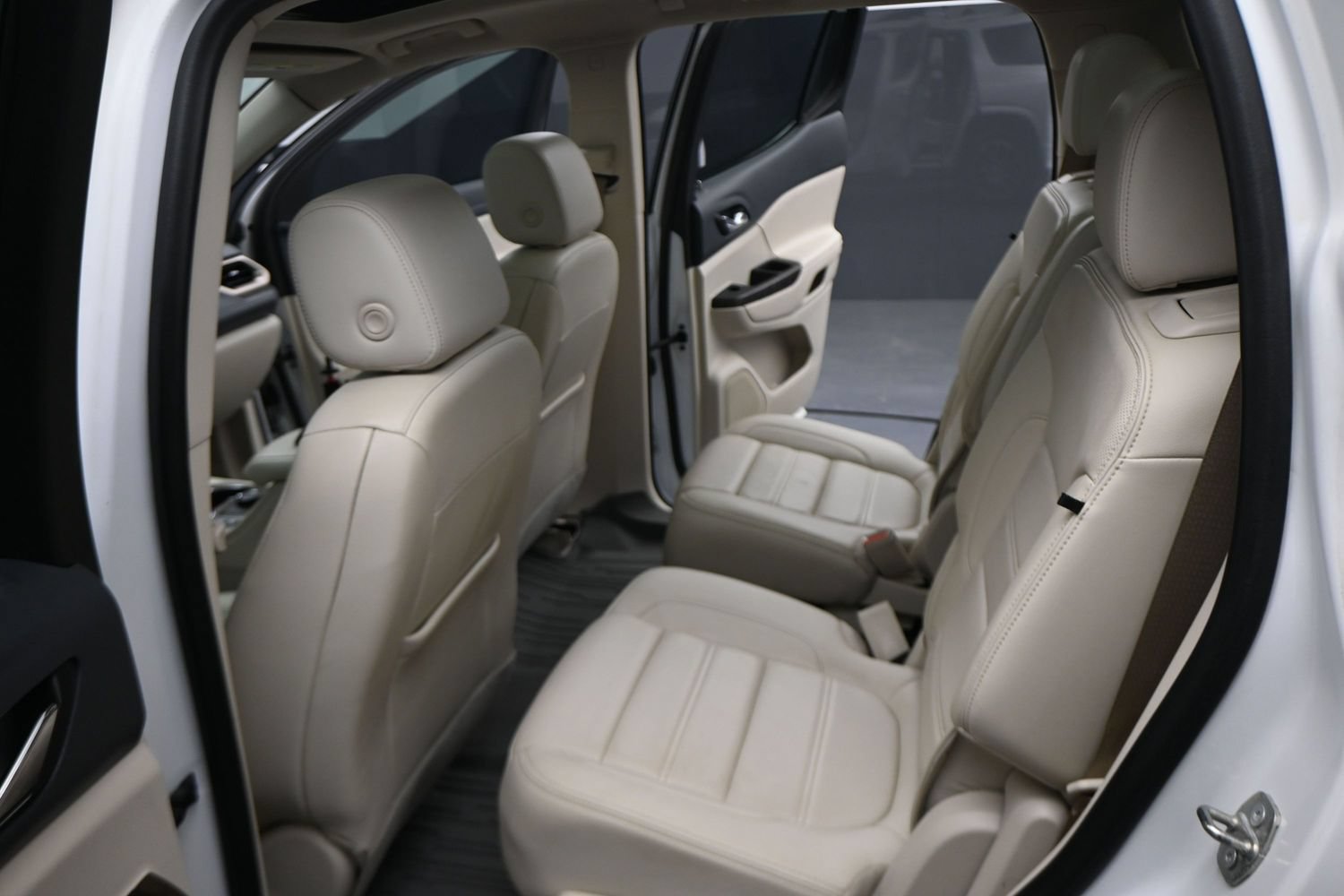 Used 2023 GMC Acadia Denali w/ Denali Ultimate Package FWD image 2