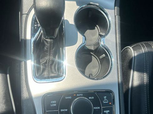 Used 2019 Jeep Grand Cherokee Overland AWD/4WD image 22