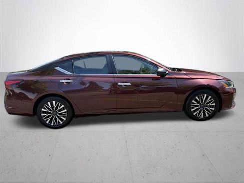 Used 2024 Nissan Altima 2.5 SV FWD image 5