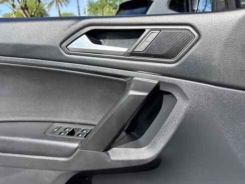 Used 2021 Volkswagen Tiguan SE image 21