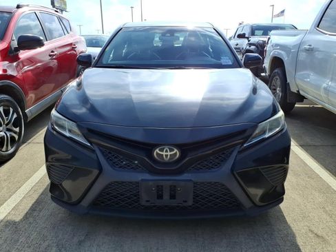 Used 2018 Toyota Camry SE FWD image 3