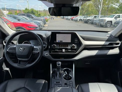 Certified 2024 Toyota Highlander XLE AWD/4WD image 23