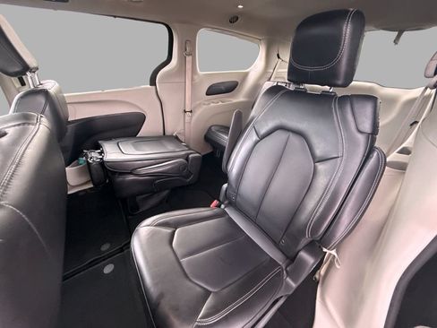 Used 2024 Chrysler Pacifica Touring-L FWD image 12