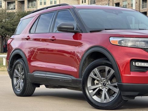 Used 2021 Ford Explorer XLT w/ Equipment Group 202A image 3