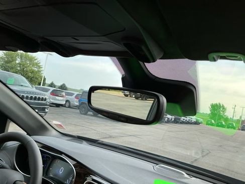 Used 2023 Chrysler Pacifica Pinnacle FWD image 25