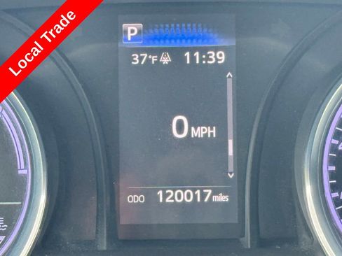 Used 2020 Toyota Camry LE image 3