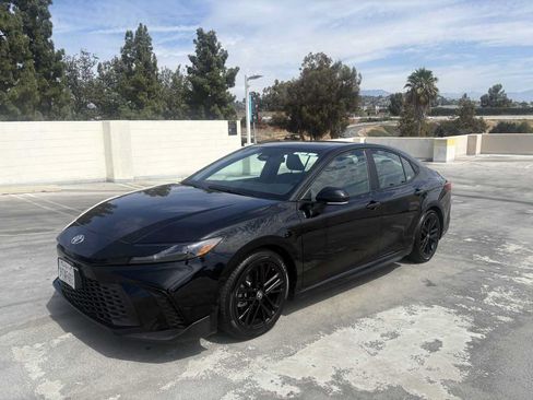 Used 2025 Toyota Camry SE FWD image 4