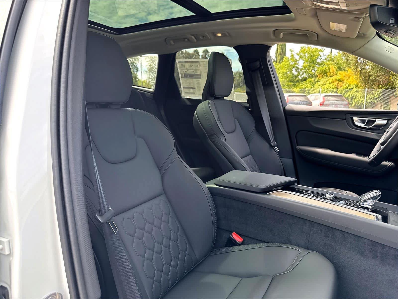 New 2026 Volvo XC60 T8 Plus w/ Climate Package PRO AWD/4WD image 31