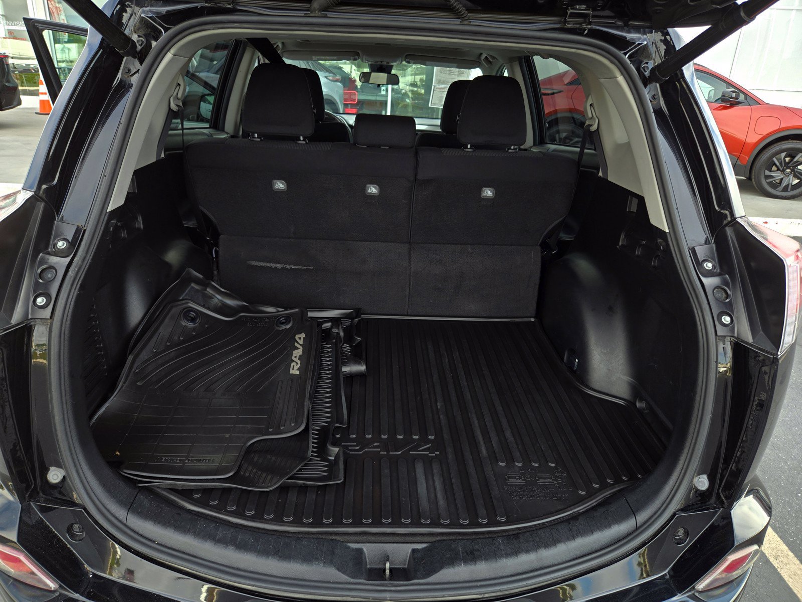 Used 2018 Toyota RAV4 XLE AWD/4WD image 24