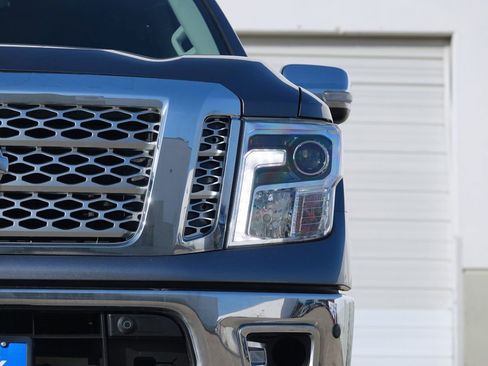 Used 2019 Nissan Titan SL image 19