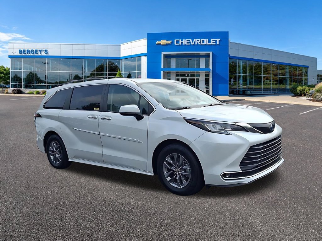 Used 2023 Toyota Sienna XLE AWD/4WD image 3