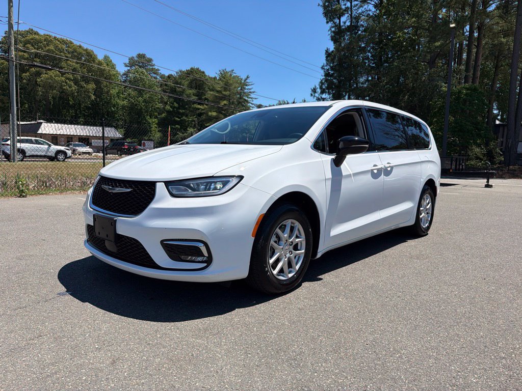 Used 2024 Chrysler Pacifica Touring-L FWD image 2