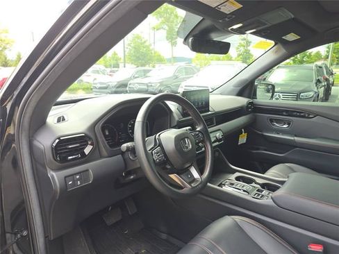 Used 2025 Honda Pilot TrailSport image 23