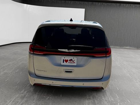 Used 2023 Chrysler Pacifica Touring-L FWD image 4