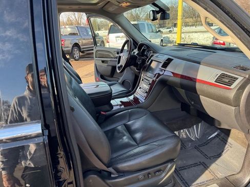Used 2011 Cadillac Escalade Luxury image 30